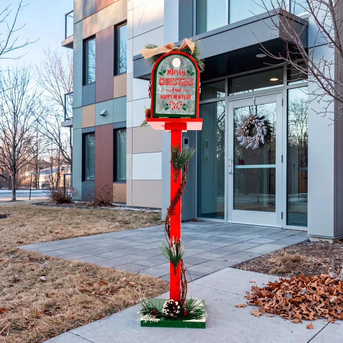 Buzón Navideño De Madera Rojo Con Pino Nevado 77 Cm