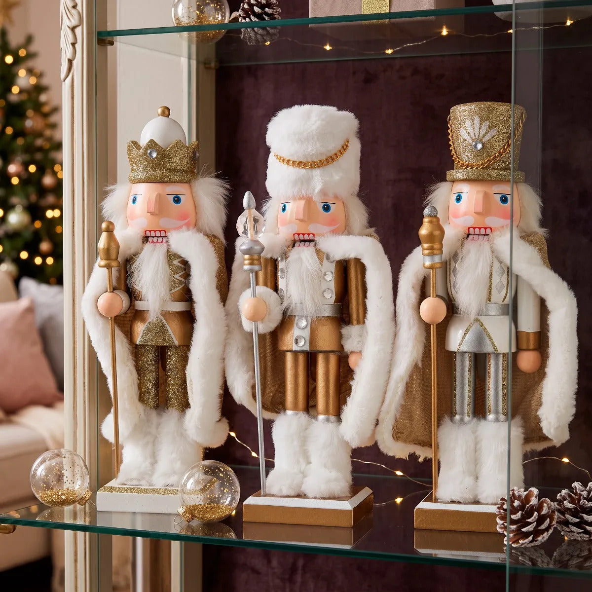 Cascanueces lluvia Rey Navideño Blanco Dorado 25 Cm 1 Pieza