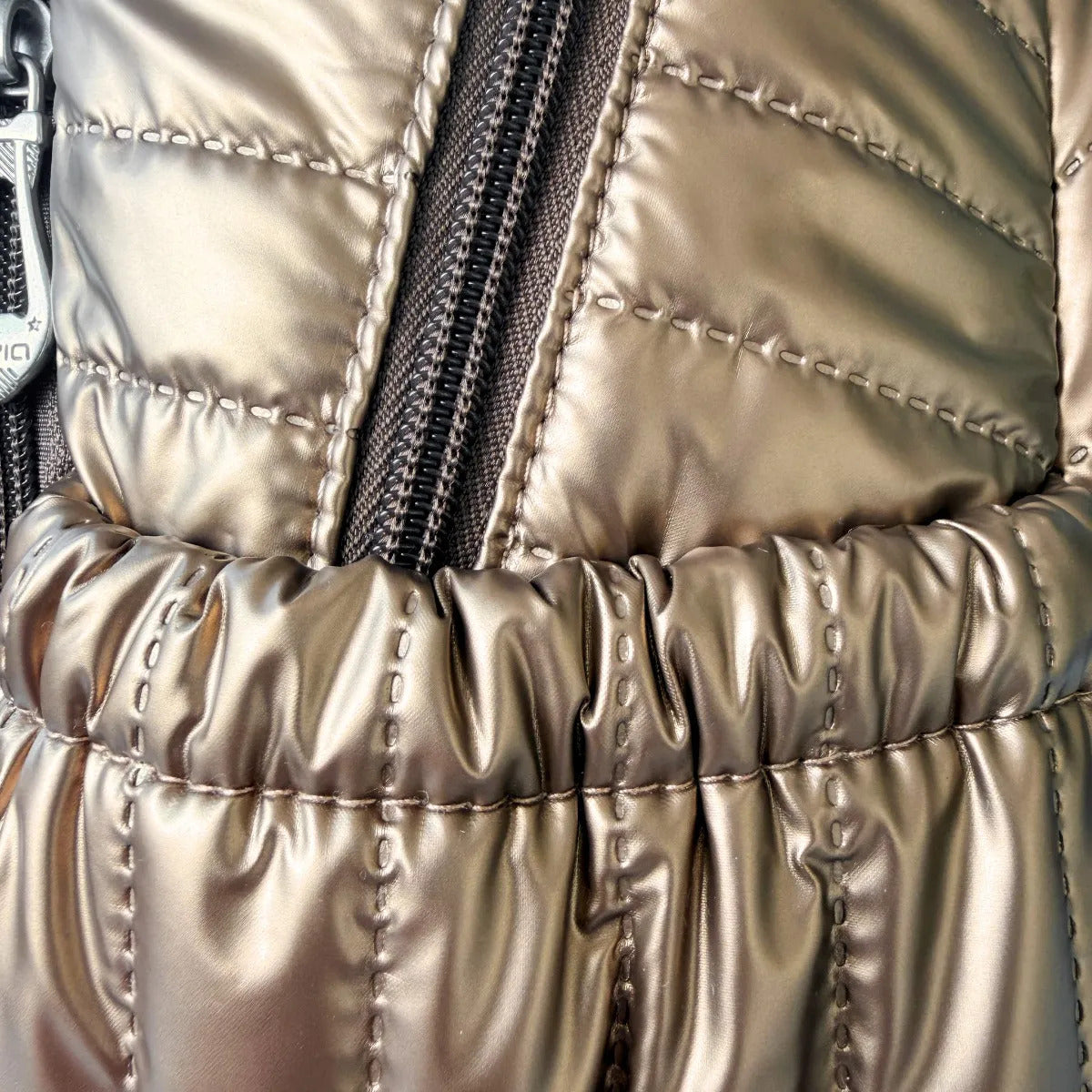 Mochila Juvenil Lluvia Dorada Champagne Diseño Acolchado