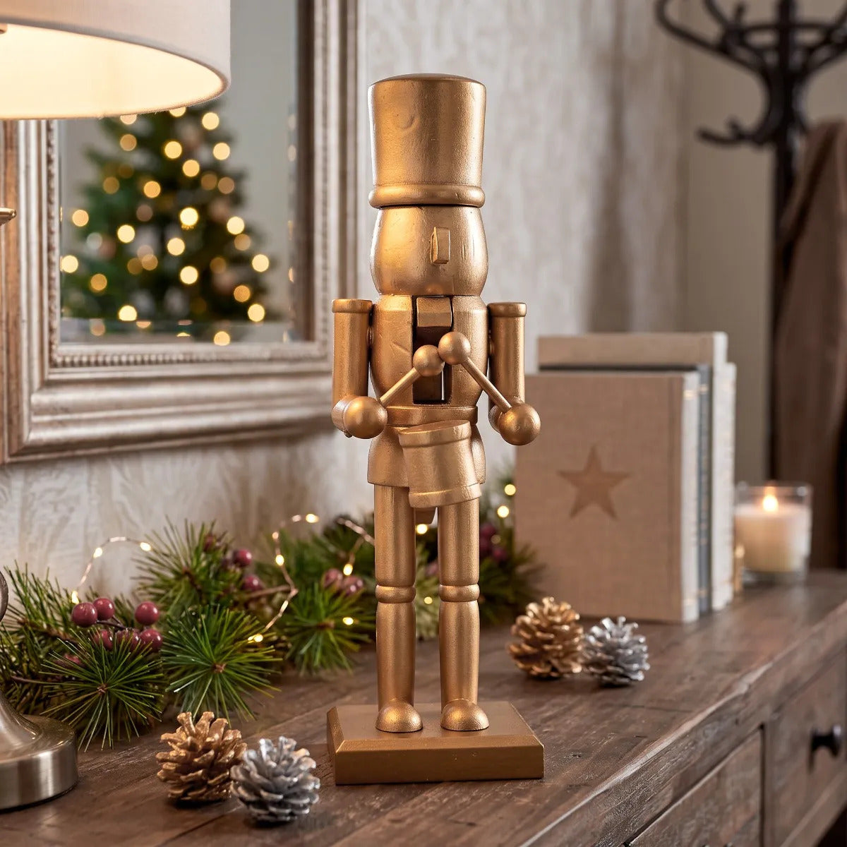 Soldado Cascanueces Lluvia De Madera Dorado Navideño 20 cm